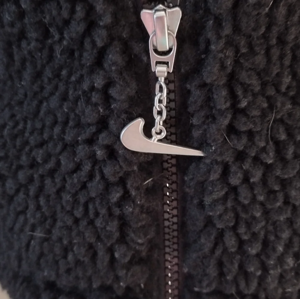 Nike Black and White Puffer Jacket with Cozy Hood and Iconic Logo - Picture 3 of 6